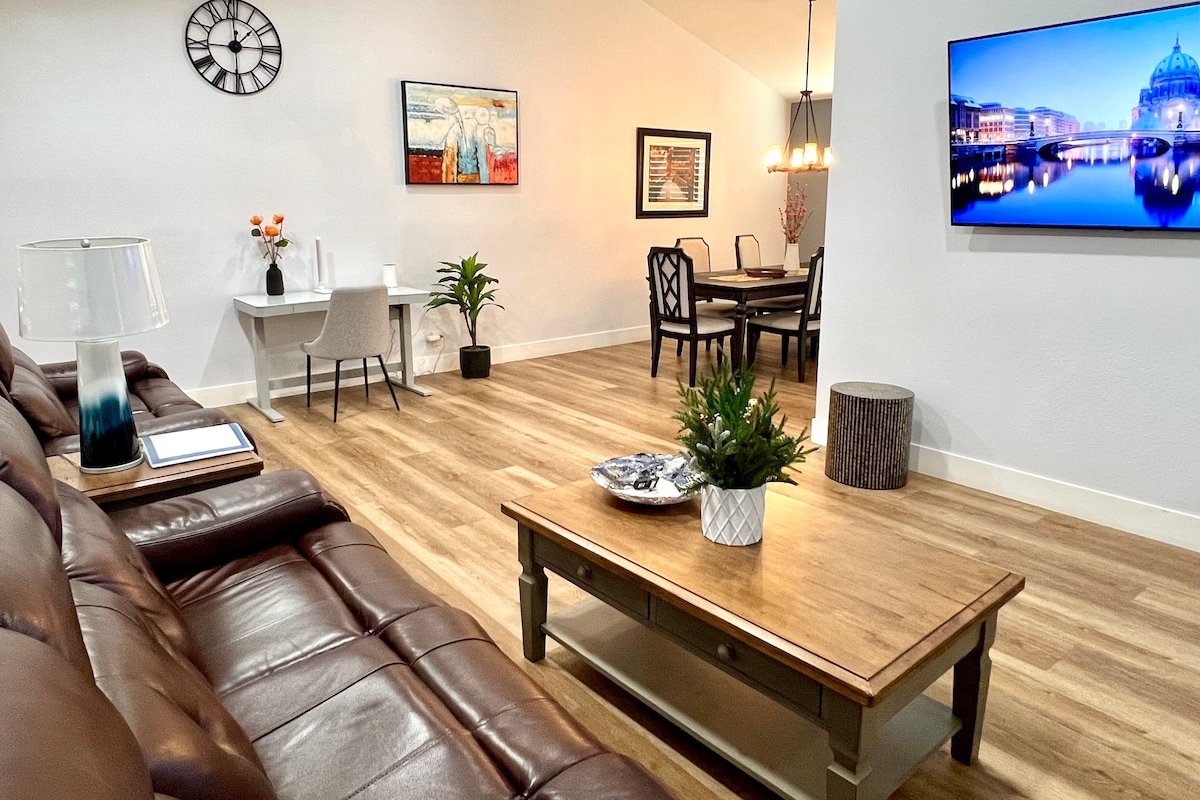 Renovated; pool; 6m to Strip; EV charging gallery image 3