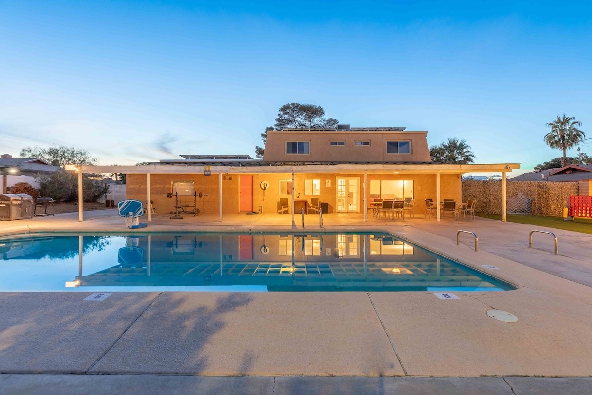 Epic 5BR Vegas Oasis: Huge Pool, All Amenities! gallery image 3