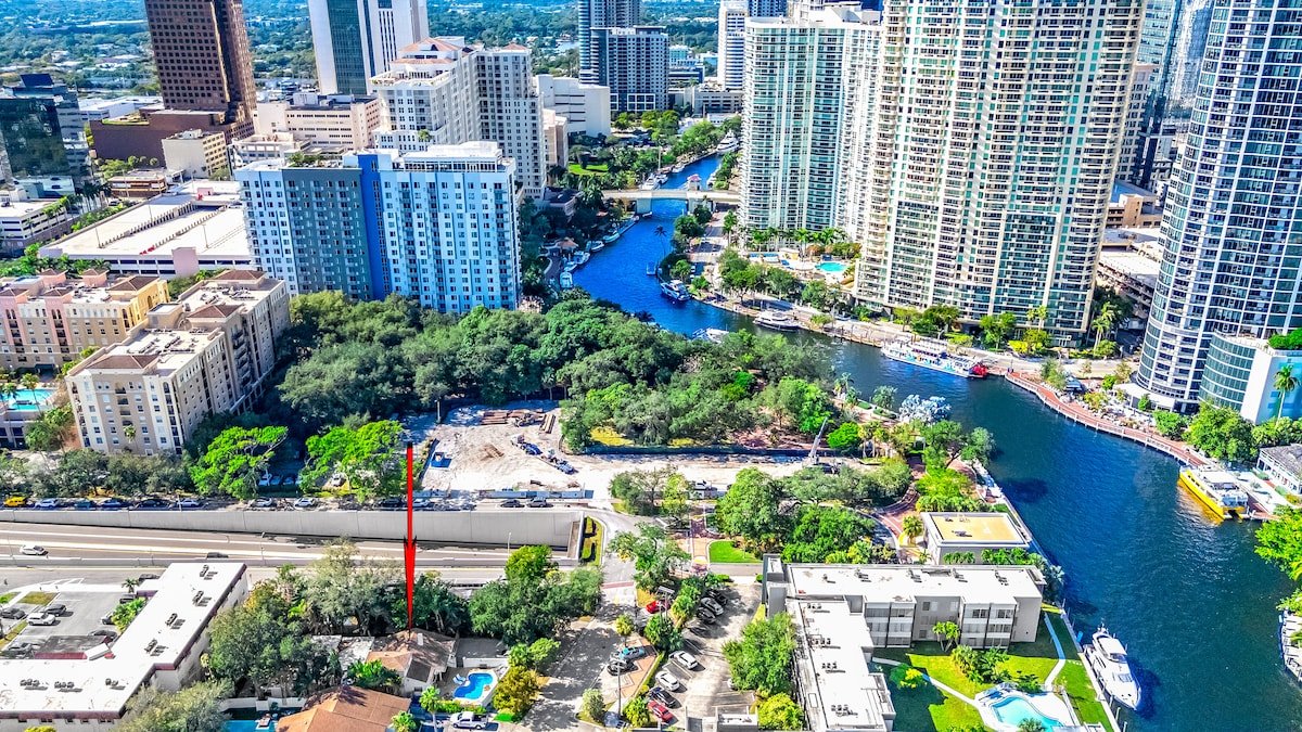 Heated Pool! Massive Gem+Close To Beach & Shops! gallery image 3