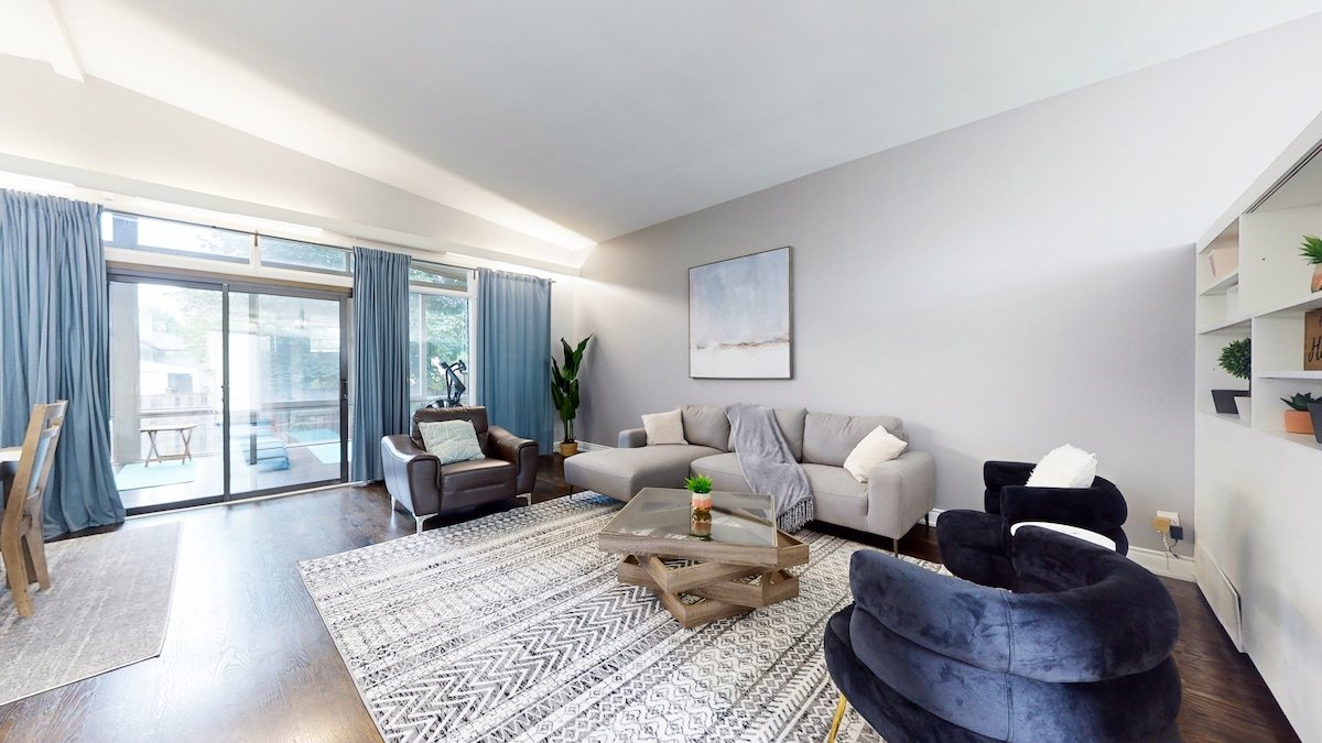 Lux House with 7 Bedrooms/3 Baths + Yoga/Sun Room gallery image 3