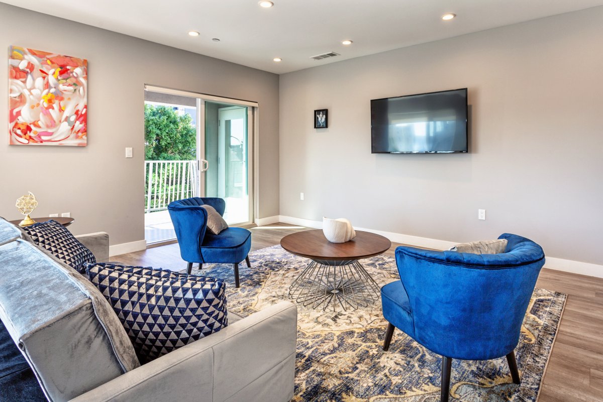 Fantastic 2BR Condo – 99WalkScore