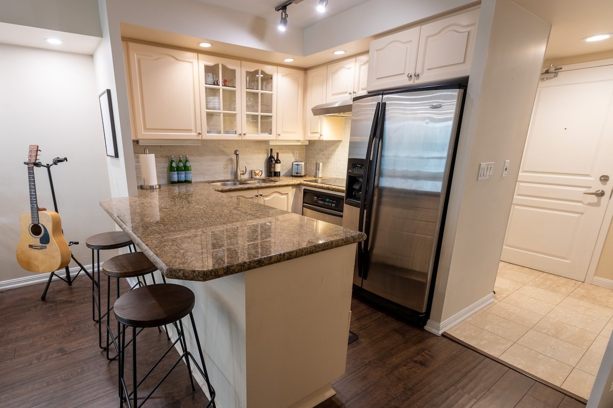 Stylish 2 Bedroom w/Free Parking – 1 min to Subway gallery image 3