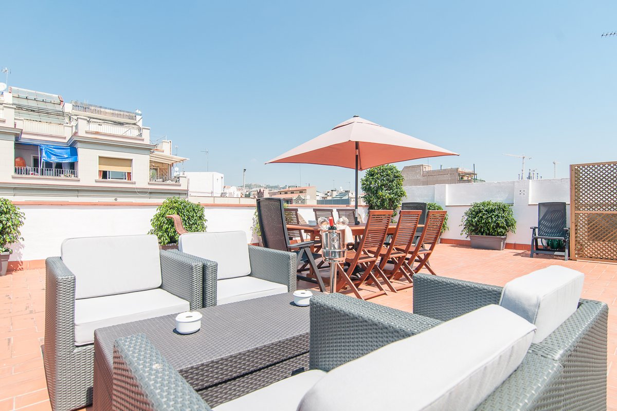 Sleeps 18 off Paseo de Gracia with sunny terrace