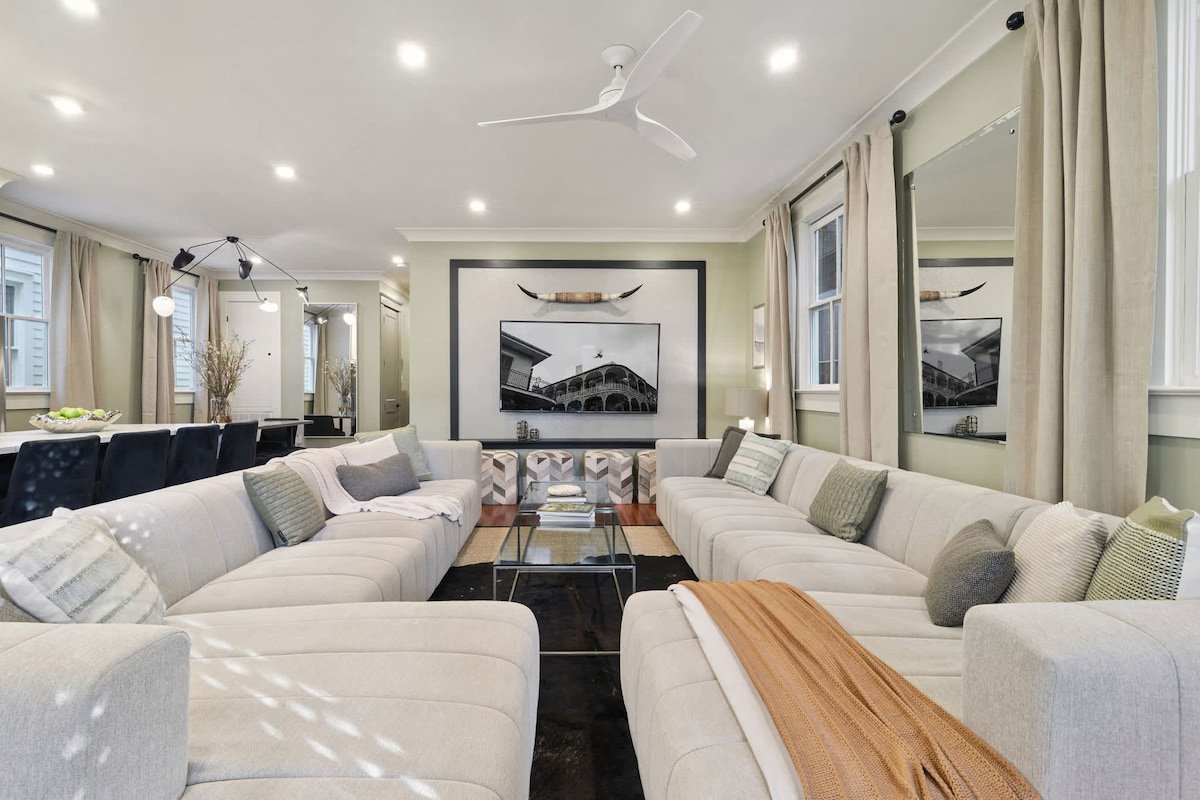 Grand, Lush Home with Heated Pool gallery image 2