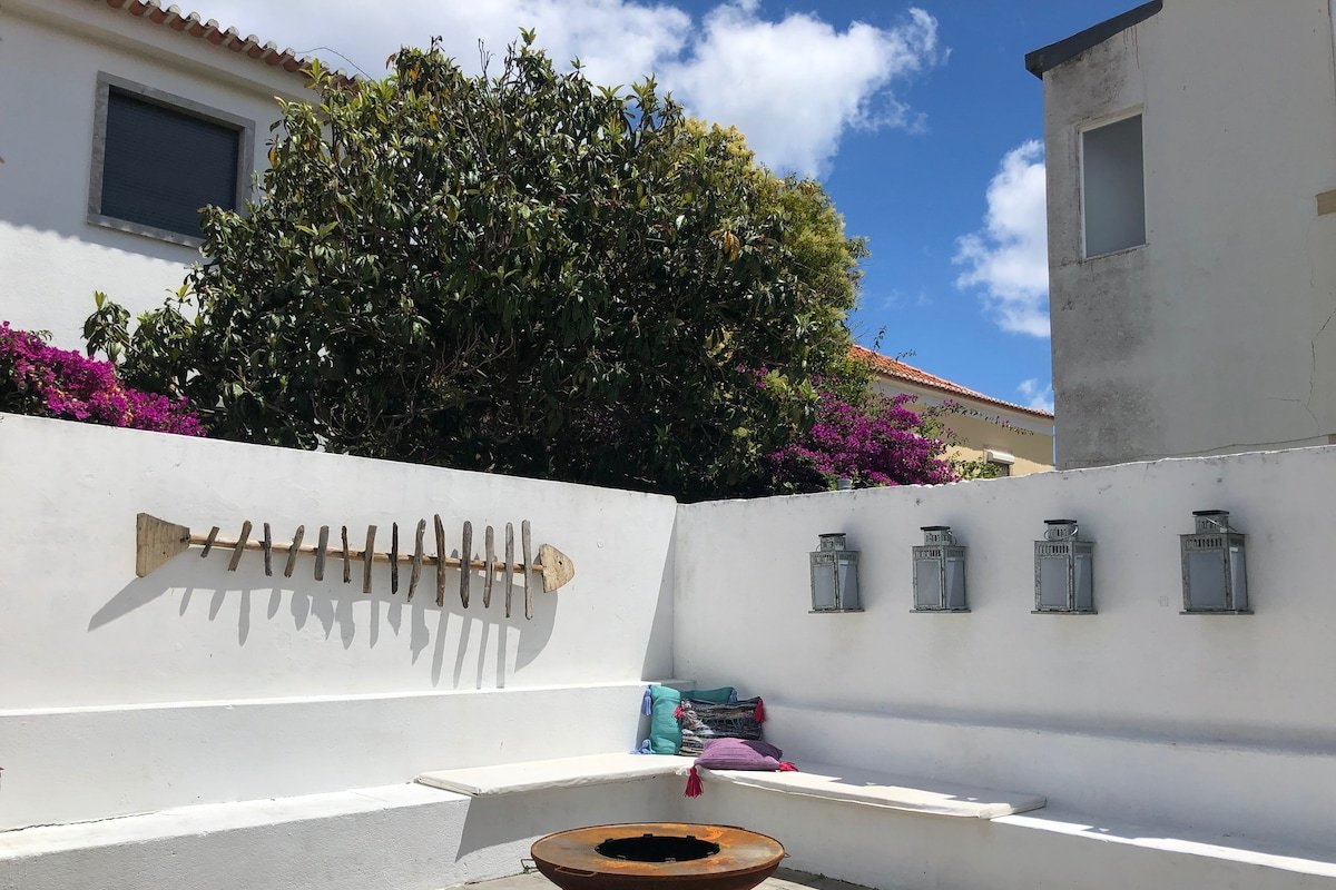 Aloha Beach House 8 Bedrooms in Parede Cascais gallery image 3