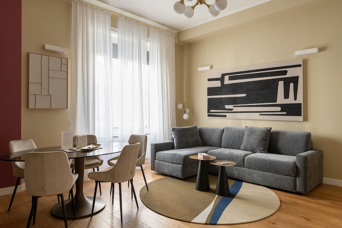 Stunning 7th floor apartment in Duomo – 6 Guests gallery image 2