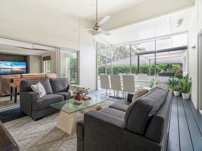 8 min to beach, Sleeps 12 + Pets