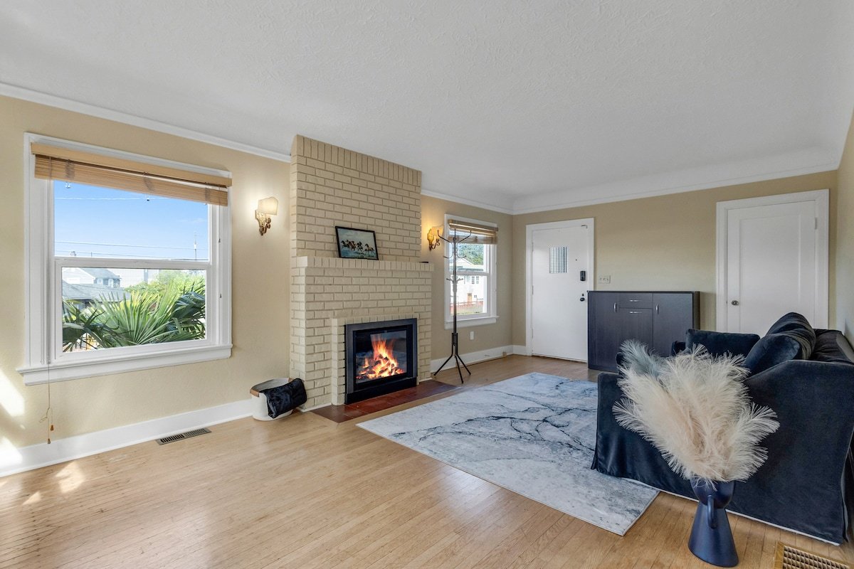 Luxurious 4 Story Home – Steps to Alki Beach gallery image 3