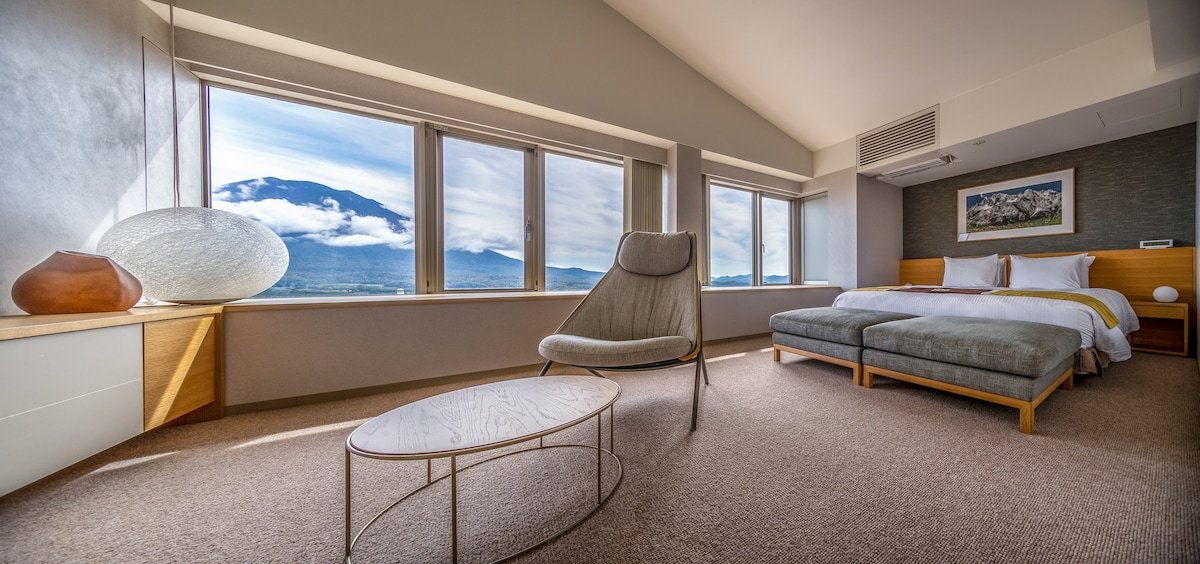 The Maples | Luxe Ski-in Ski-out 4BR Penthouse gallery image 2