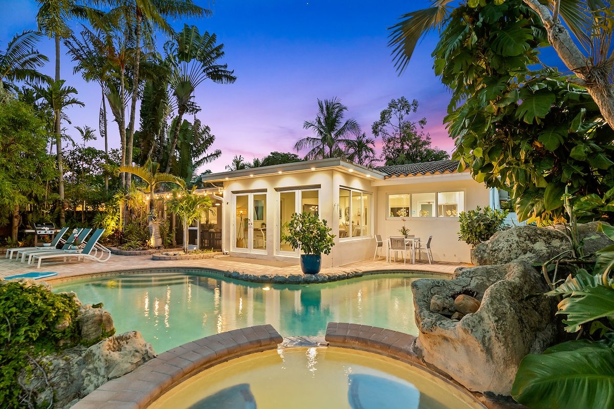 Tropical Vibes Only at Pineapple Paradise! gallery image 2