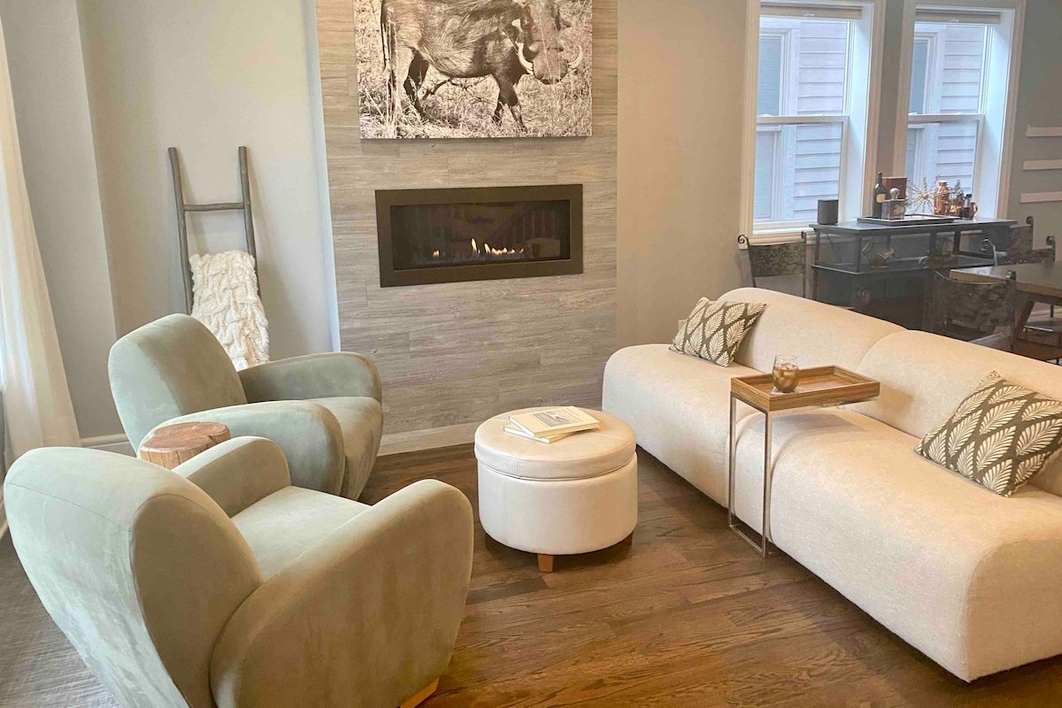 Single Family Home in Logan Square w/ 2 Car Garage gallery image 3