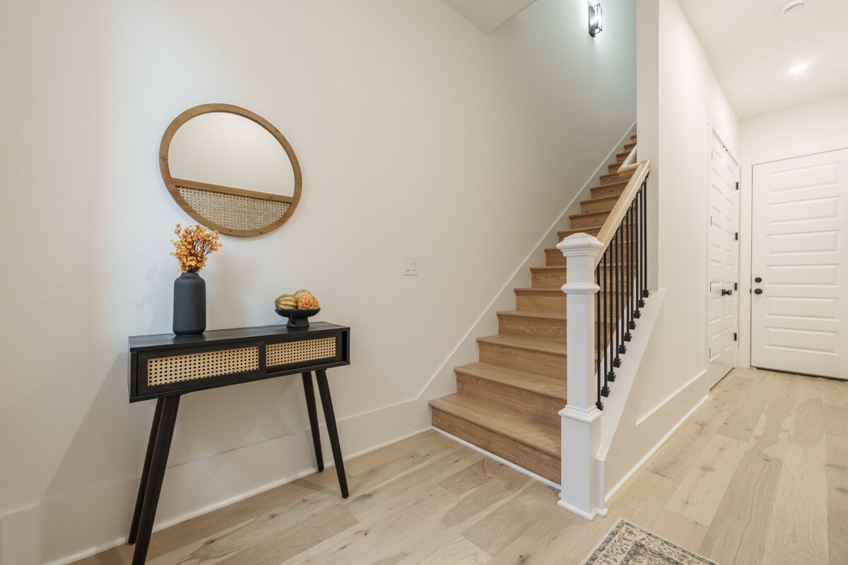 Weekend Getaway-Walk to Restaurants-2 Car Garage! gallery image 5