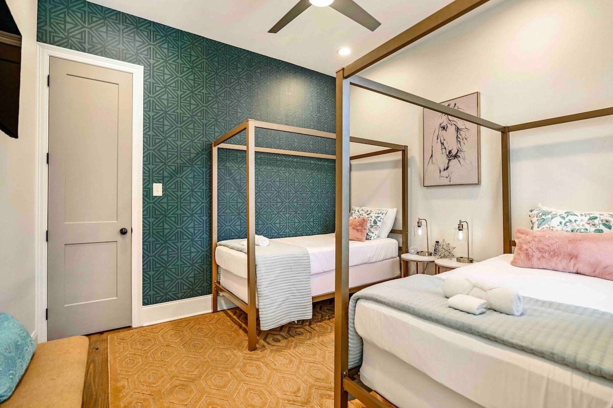 Walk to French Quarter from Modern home gallery image 3