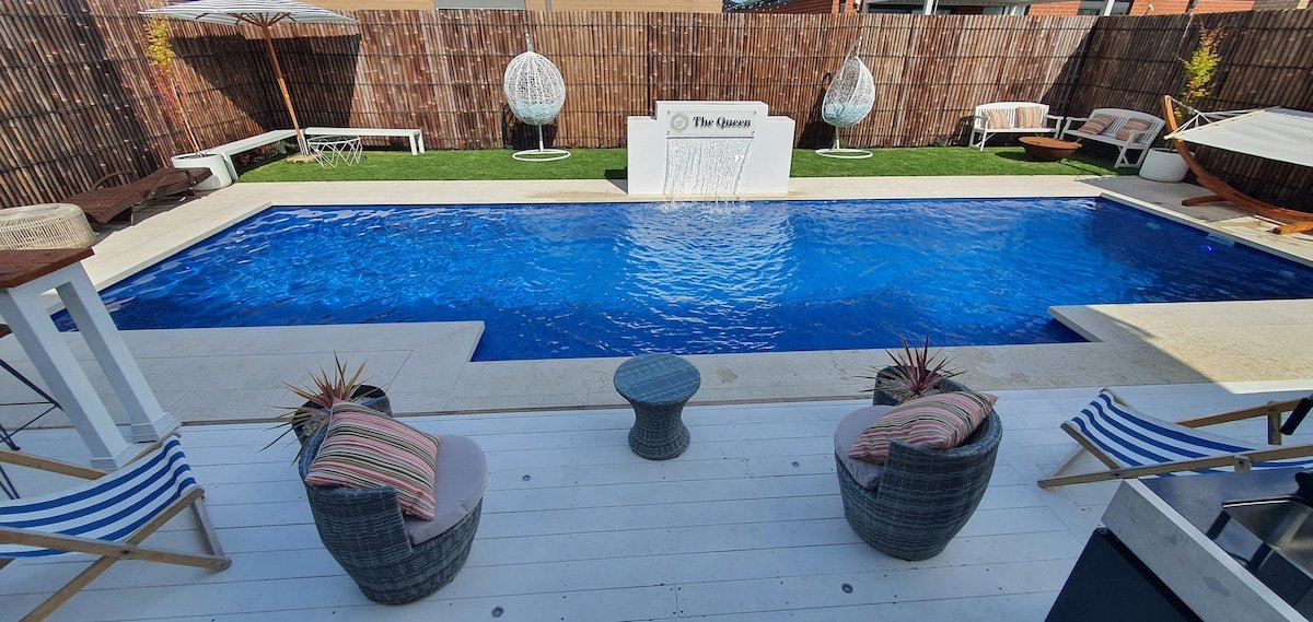 “The Queen” Exquisite house with Private chef gallery image 3