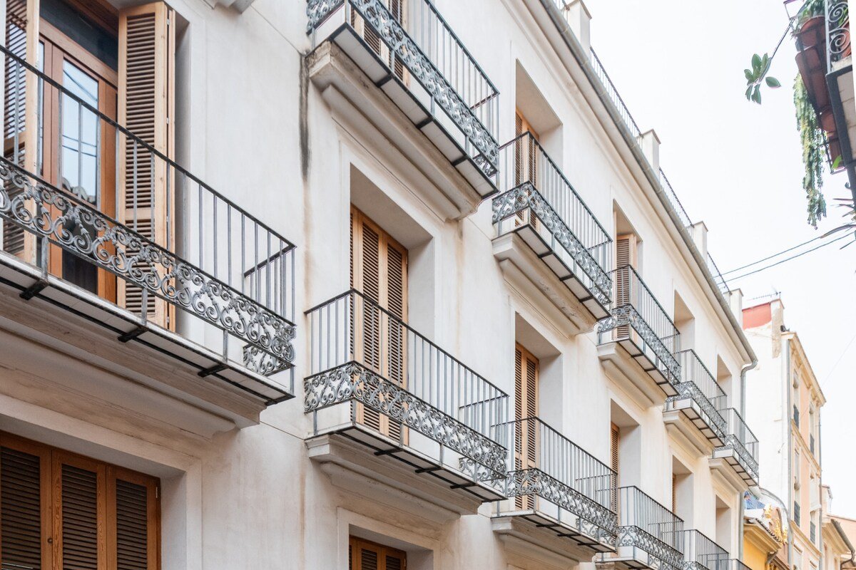 In the Heart of the Old Town & Food Market Central gallery image 3