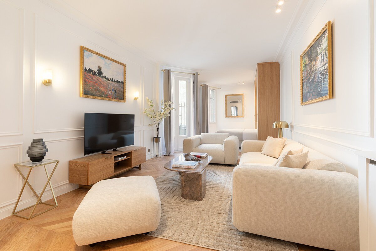 An Exceptional 3-BR/3Ba with Services – Opéra gallery image 3