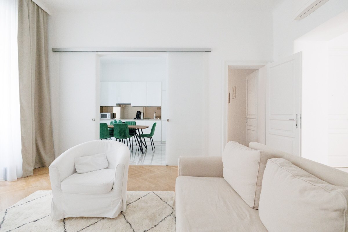 4BR Vienna Gem – Families – 5.5 Baths, Sleeps 14 gallery image 2