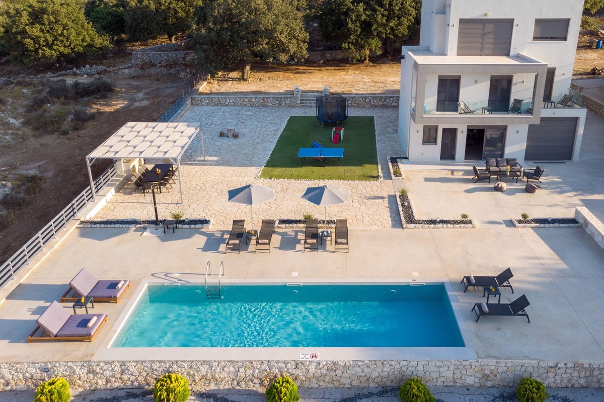 Villa with private pool and sport facilities !