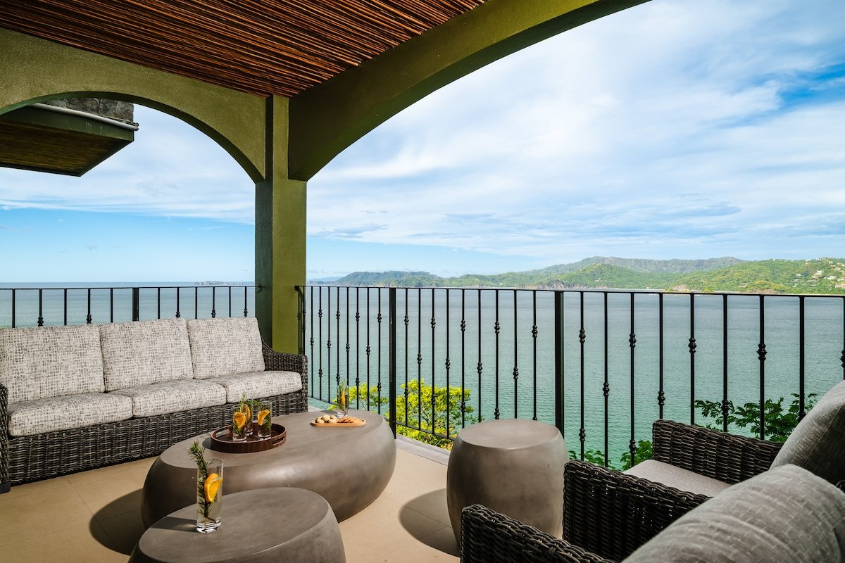 Luxury Oceanview 3BDR w/ Pool, Minutes to Beach