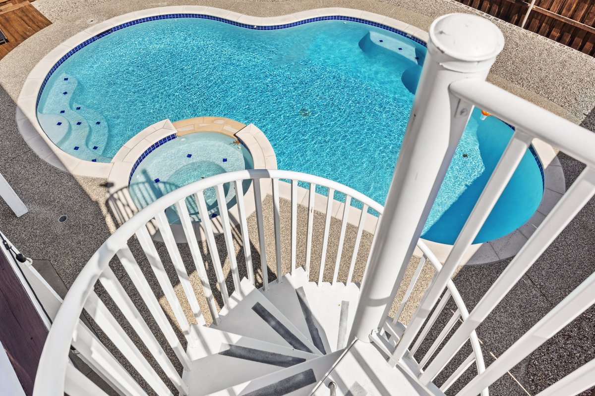 Fabulous Deal! Mega Sized Lake View House