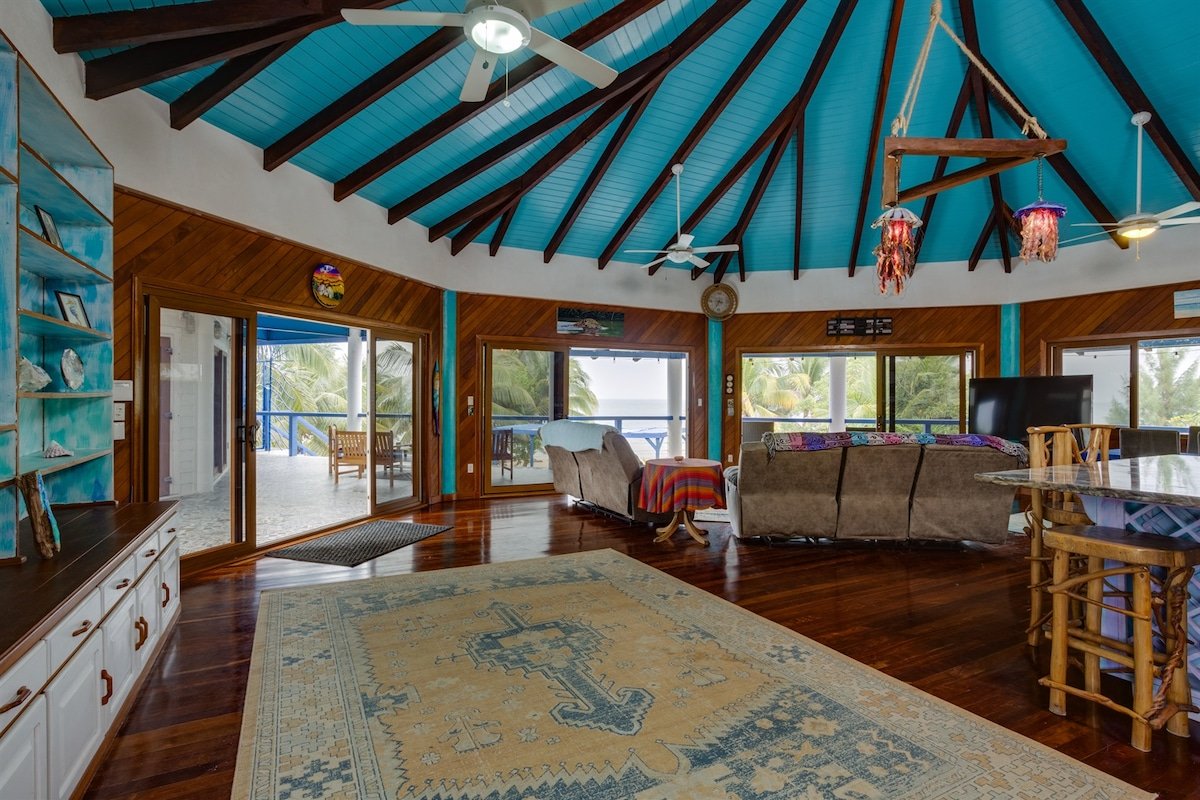 Spacious 6-Bed Villa, Private Pool, on the Beach! gallery image 5