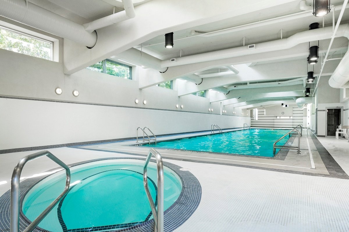 *Rare City Oasis* King Bed View|Parking|Gym|HotTub gallery image 3