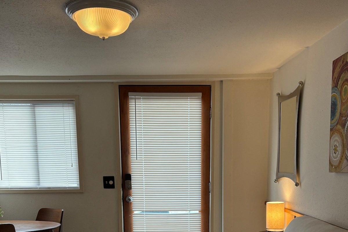 “Queen Bea”-Seattle-Basement gallery image 4