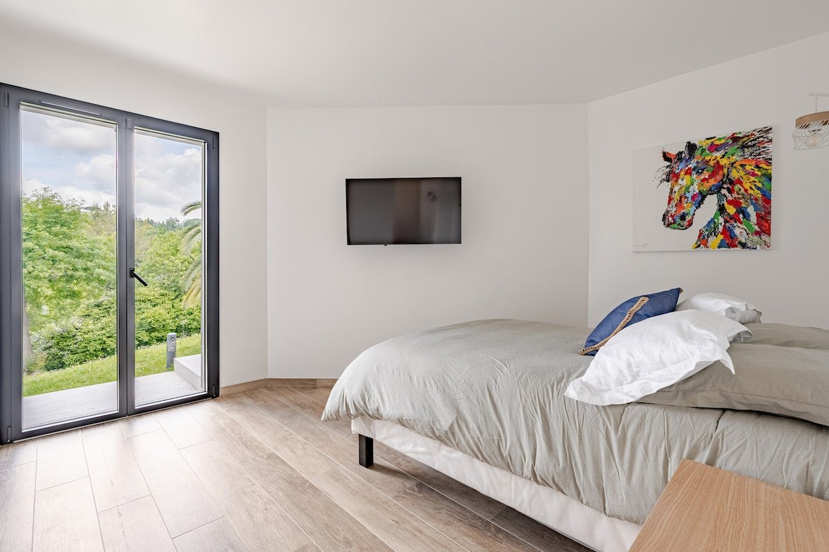 Charmante villa néo-provençale de 4 chambres gallery image 2