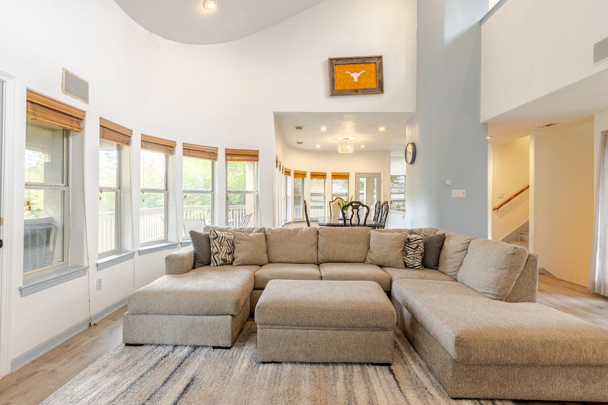 5 star location w/hot tub shuffleboard & PacMania! gallery image 2