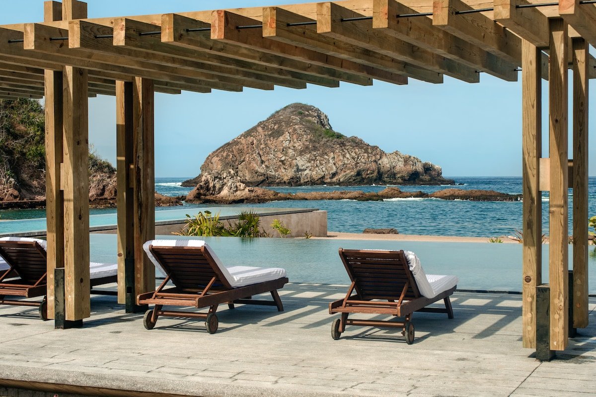 Spacious Luxury Beachfront Apartment