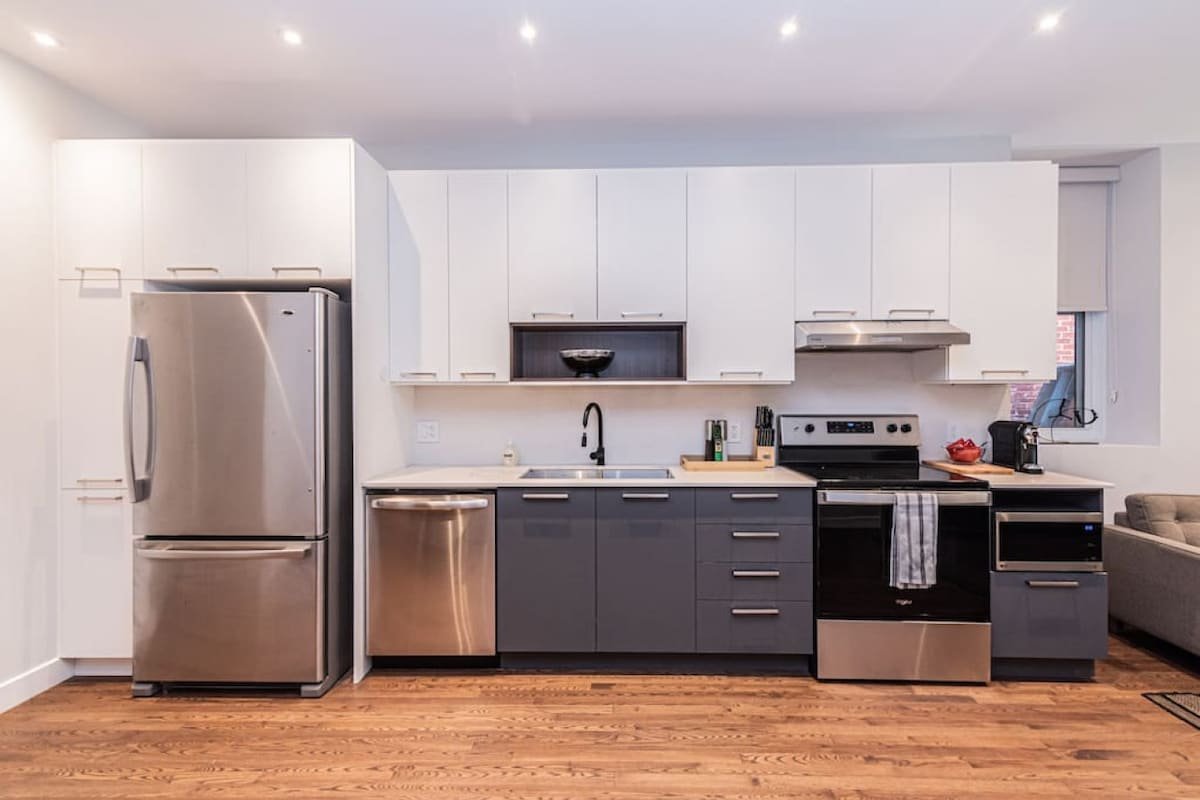 Vast and perfectly located flat by Denstays gallery image 5