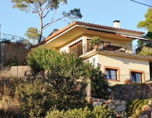 Luxury villa. Pool heating, wifi, aircon sleeps 6 gallery image 4