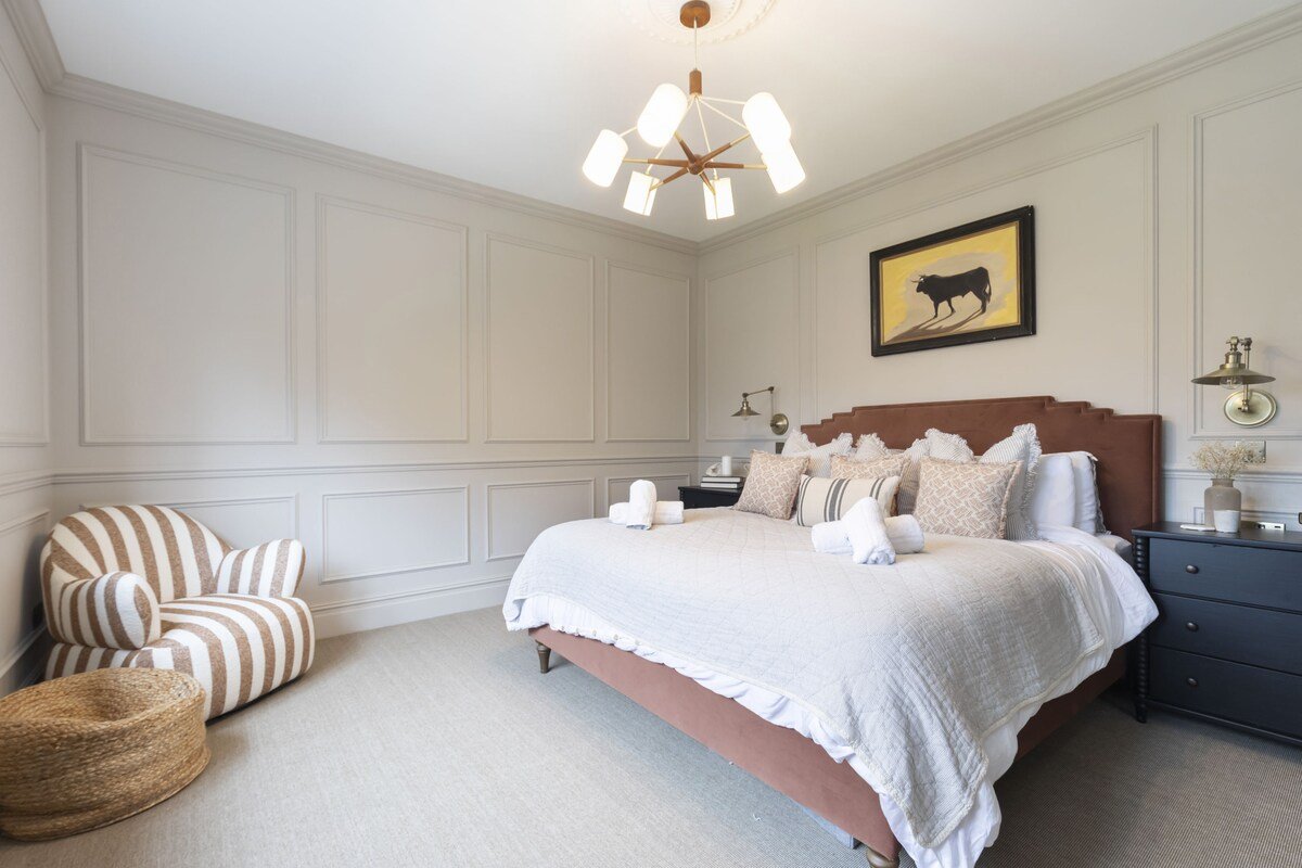 Luxury 6 Bedroom Period Home with Sauna and Gym gallery image 5