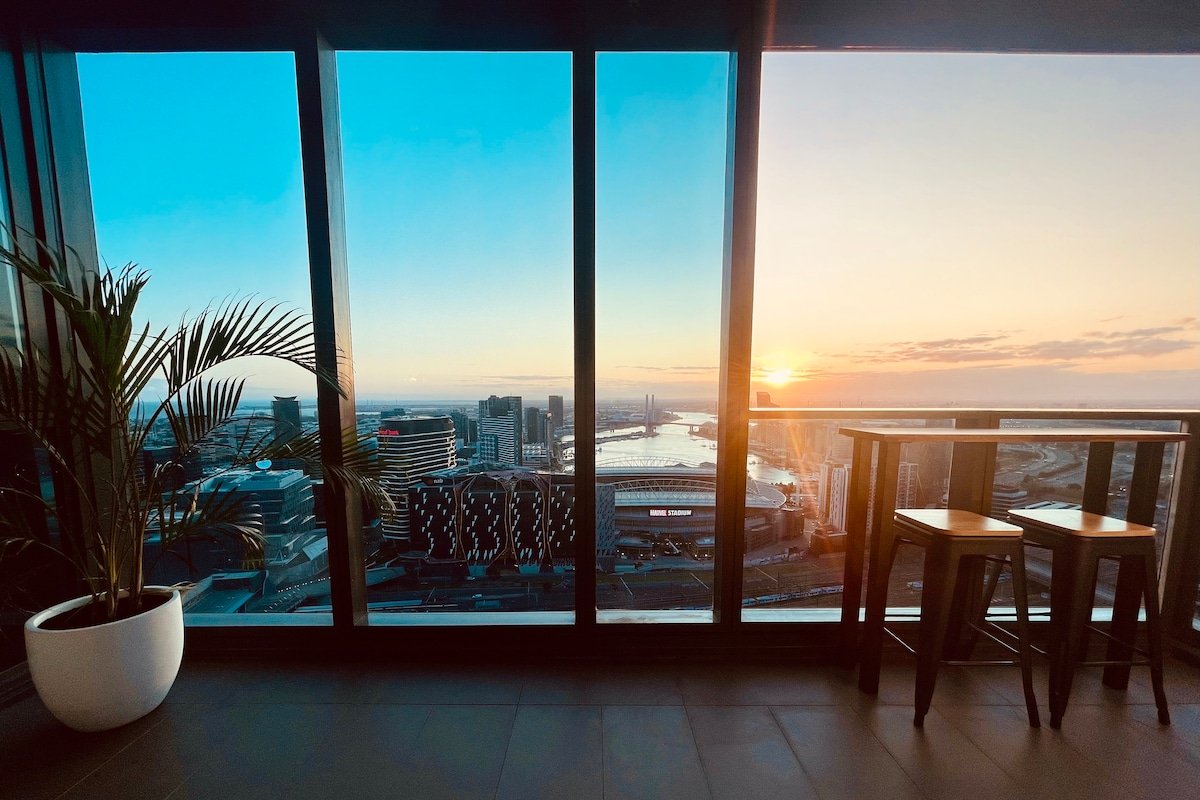 Spectacular Views from 39 Floors Up. Corner Block. gallery image 2