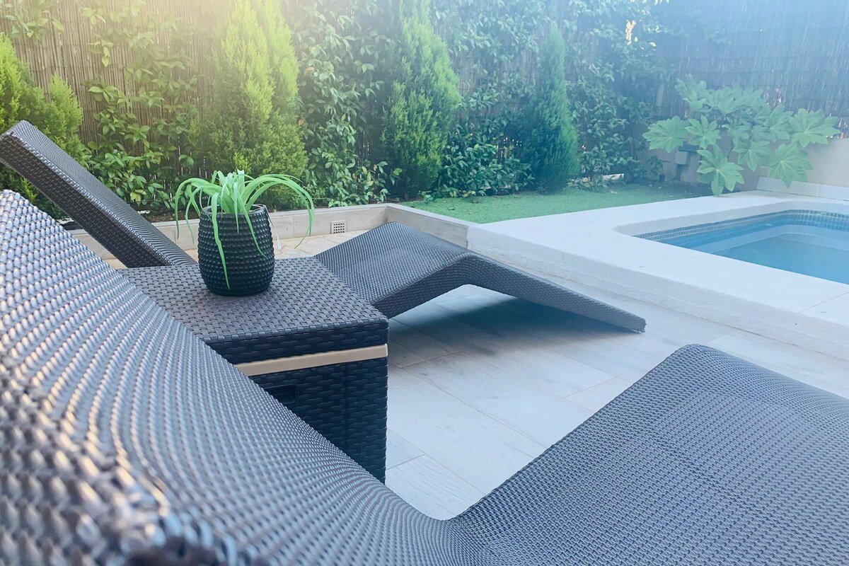 Luxury house with patio, garden and private pool. gallery image 5