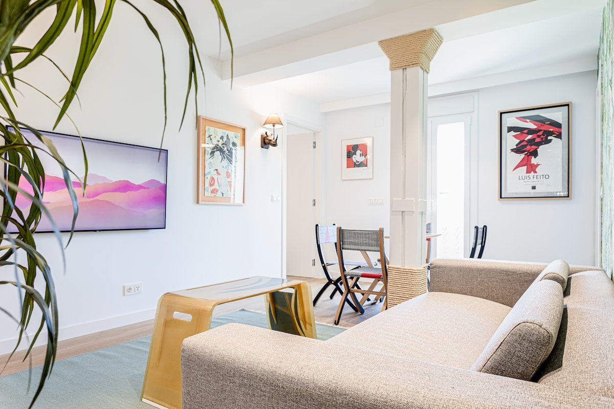 Downtown, new & bright penthouse, terrace & views gallery image 3