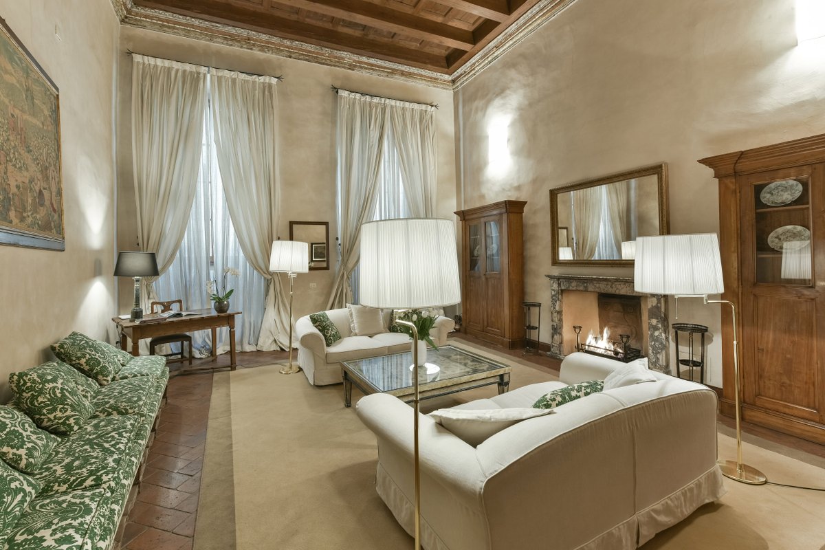 Raffaello apartment with fireplace in Oltrarno