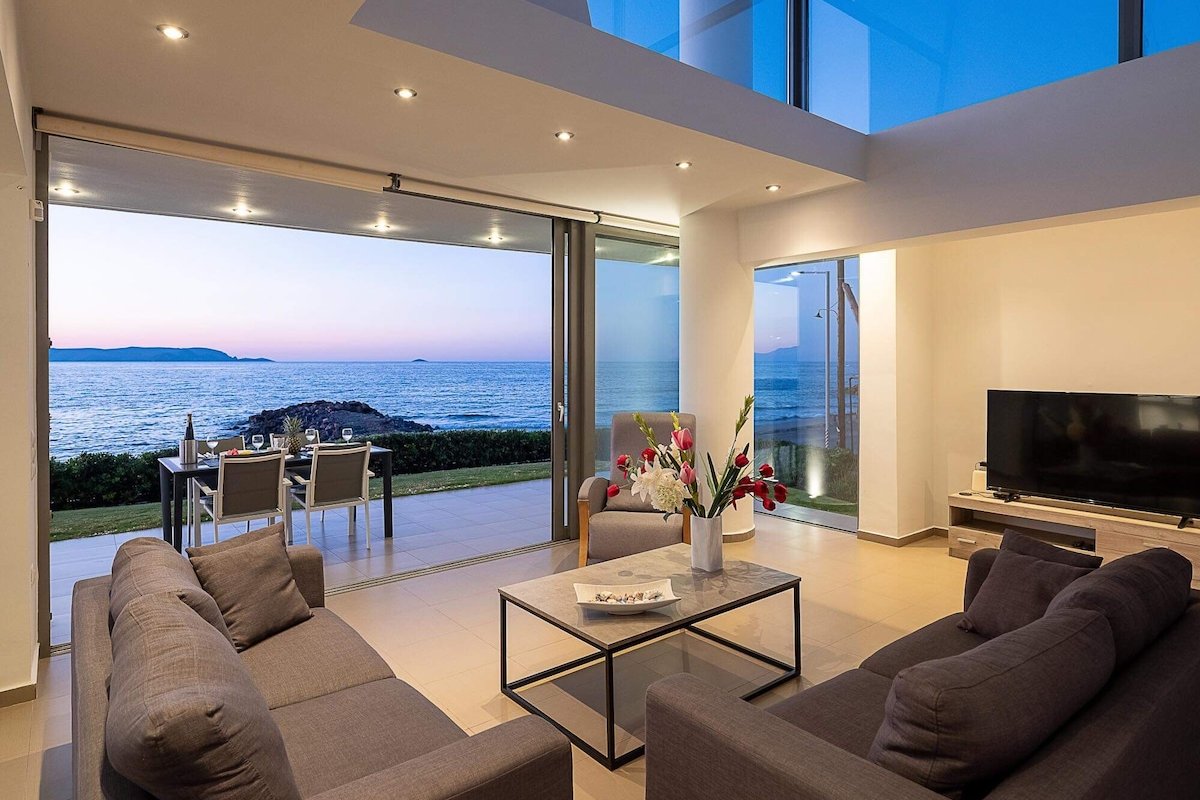 Luxury Villa with Private pool next to sandy beach gallery image 4