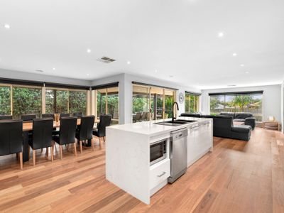 KINGSTON DOWNS sleeps 17, 5 BEDROOMS & 2 BATHROOMS