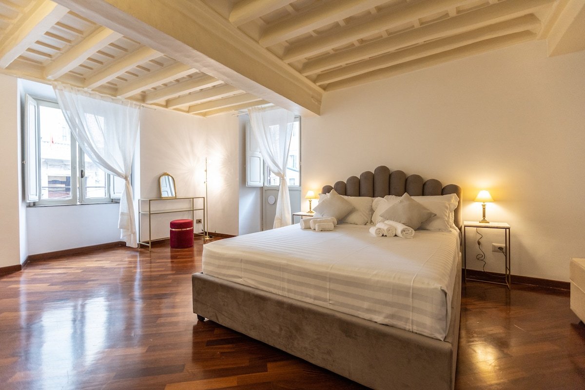 Piazza Navona Classy Large Apartment gallery image 2