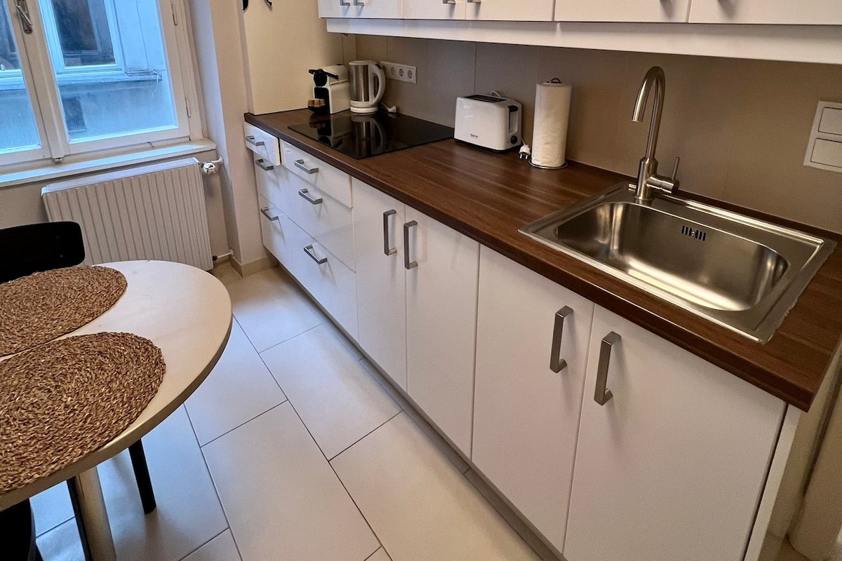 Stylish 4th-Floor Apartment in Vienna’s Heart gallery image 4