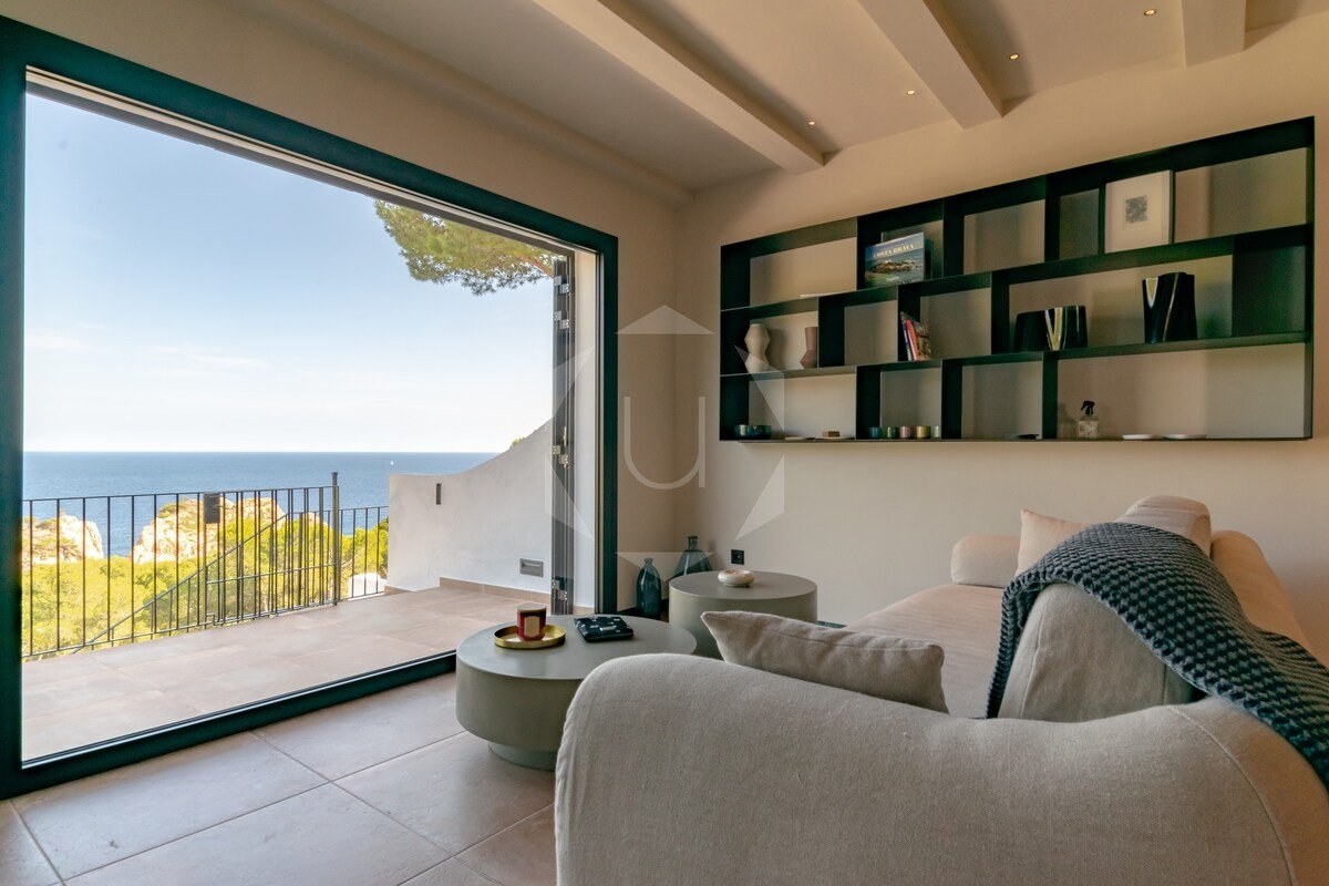 Amazing views, walkable to beach, modern gallery image 4