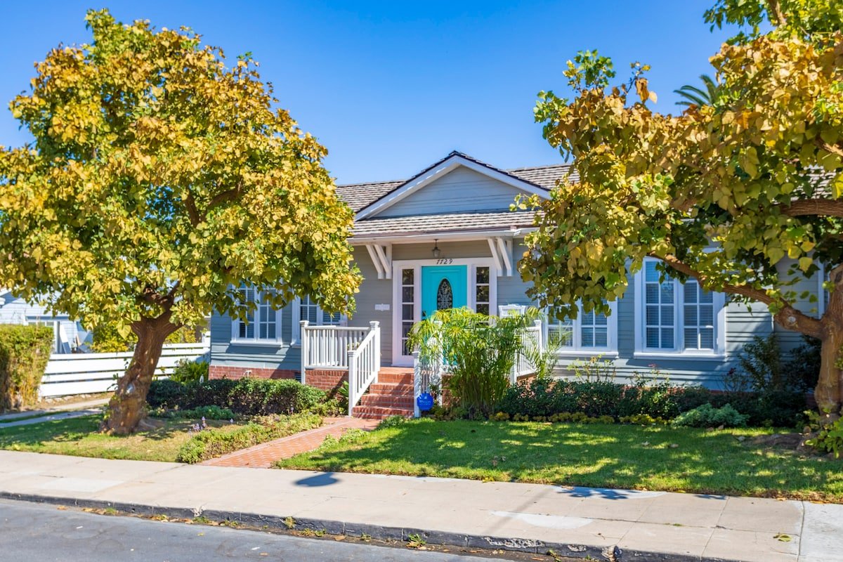 BLUE DOOR COTTAGE BY THE SEA WALK TO BEACH/COAST gallery image 2