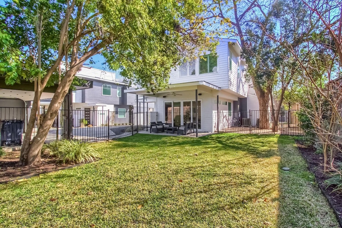 Upscale on S. Lamar- garage, gated yard w/dog door gallery image 3