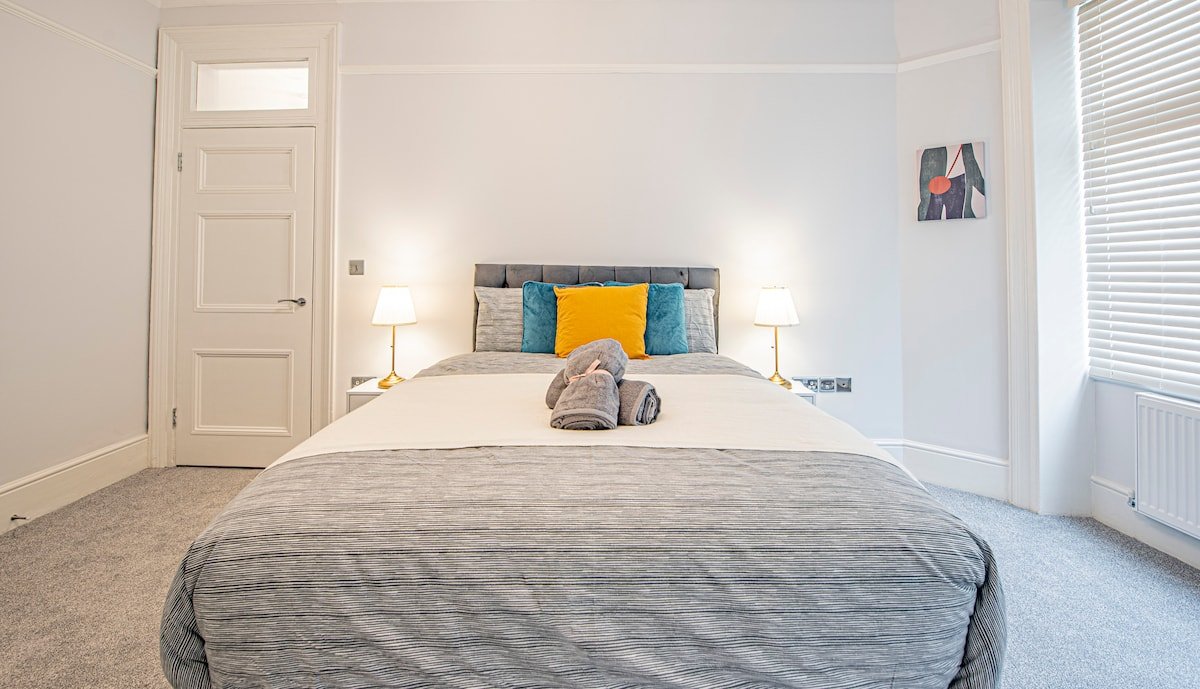 Luxury 4 Bed Flat with Pool Table and Office Space gallery image 4