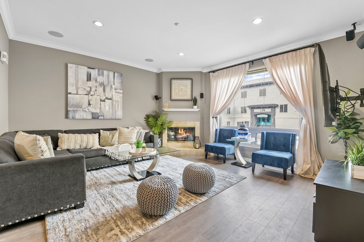 Lux Tri Level Home Rooftop Jacuzzi Jetliner Views gallery image 3