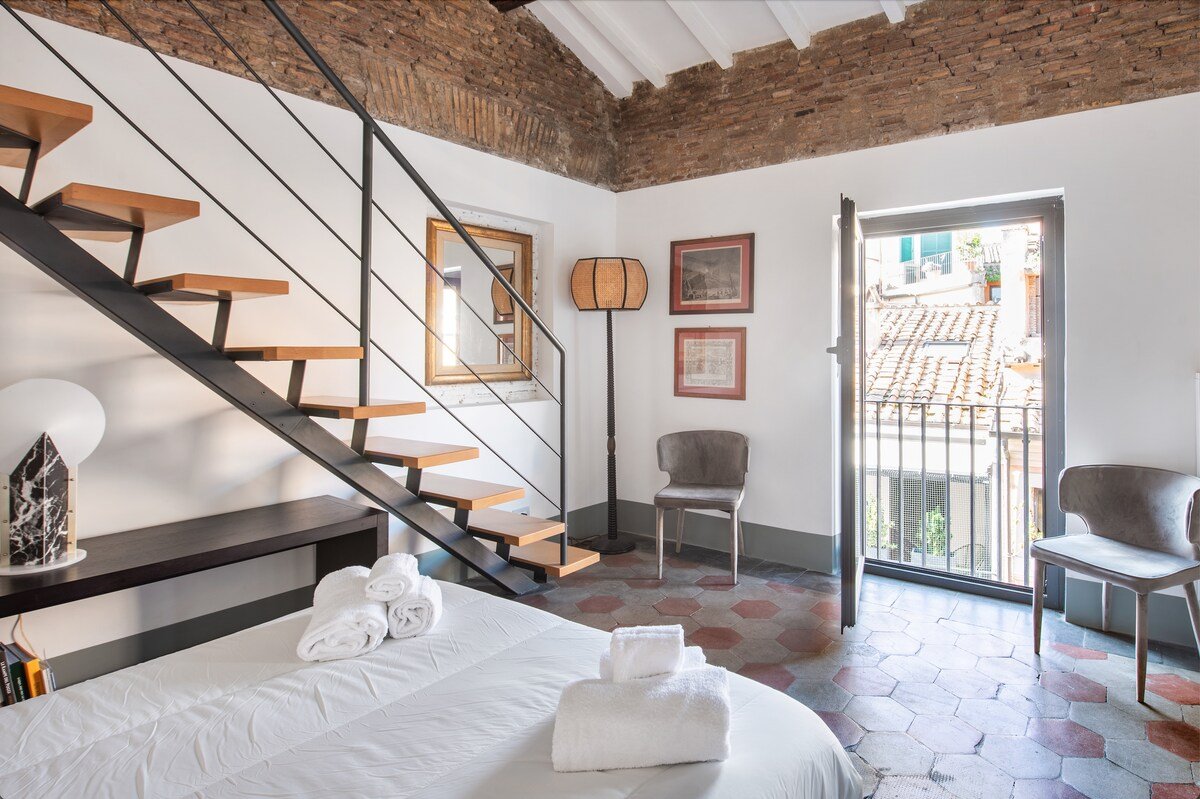 tHE Charming Attic [Pza Spagna]- 5 min to Navona gallery image 4