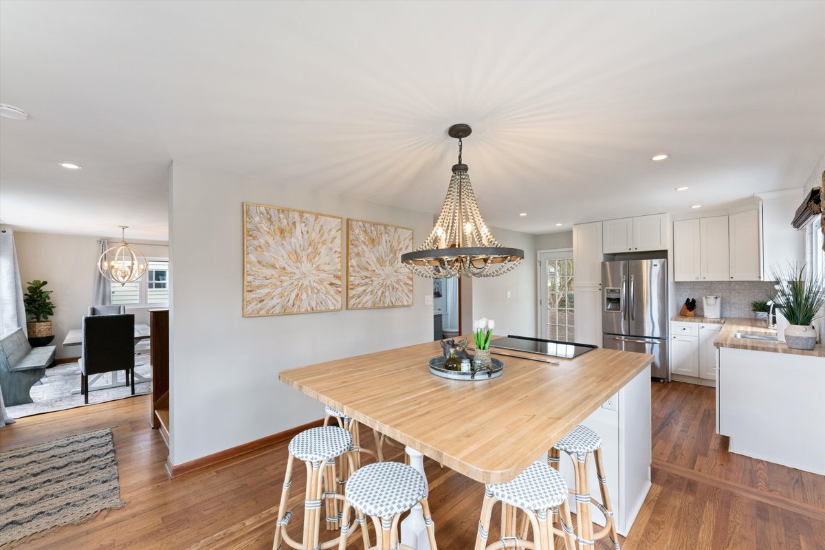 Lite & Bright 4 Bed | Hot Tub| Yard | Priv Parking