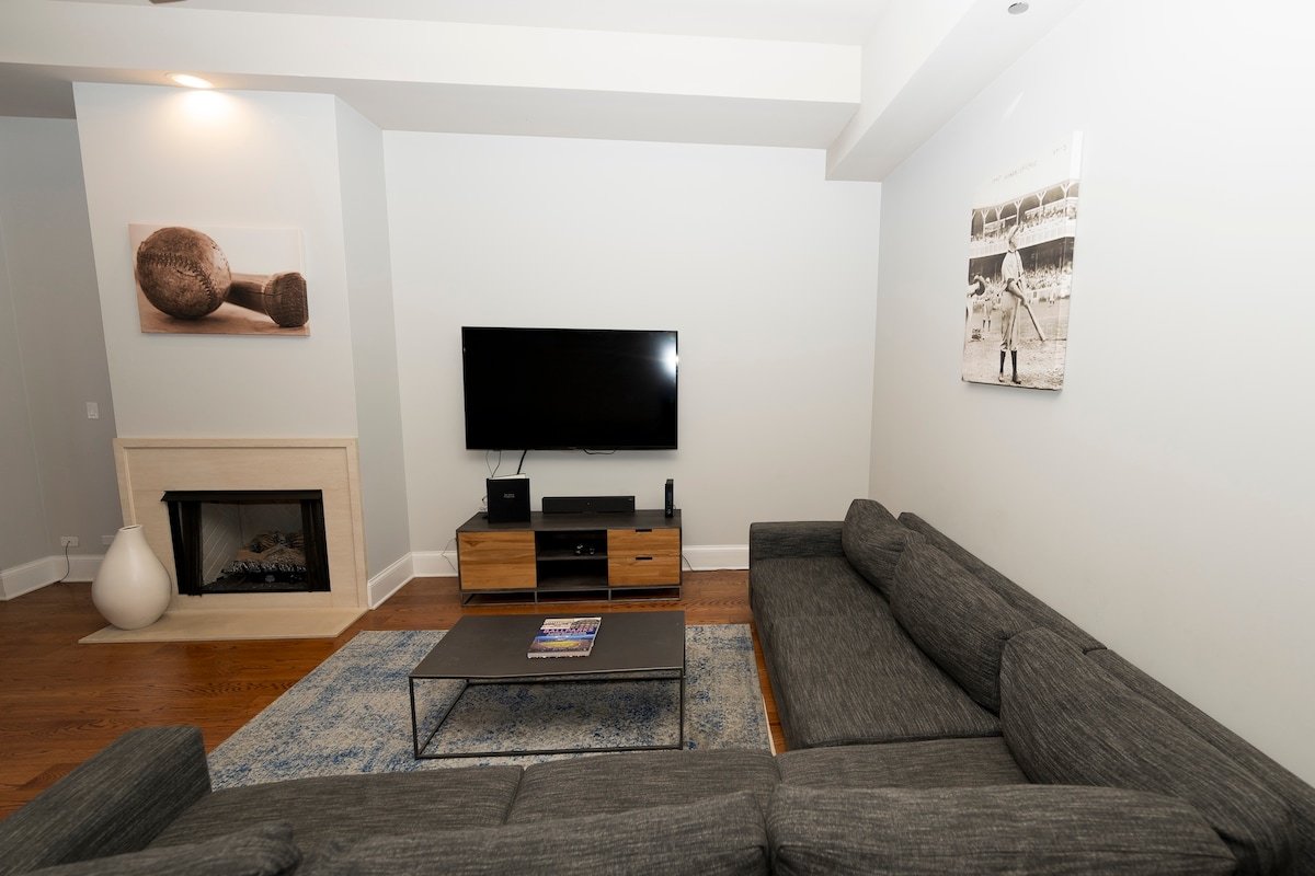 4 Bedroom with Pool Table steps from Wrigley gallery image 3