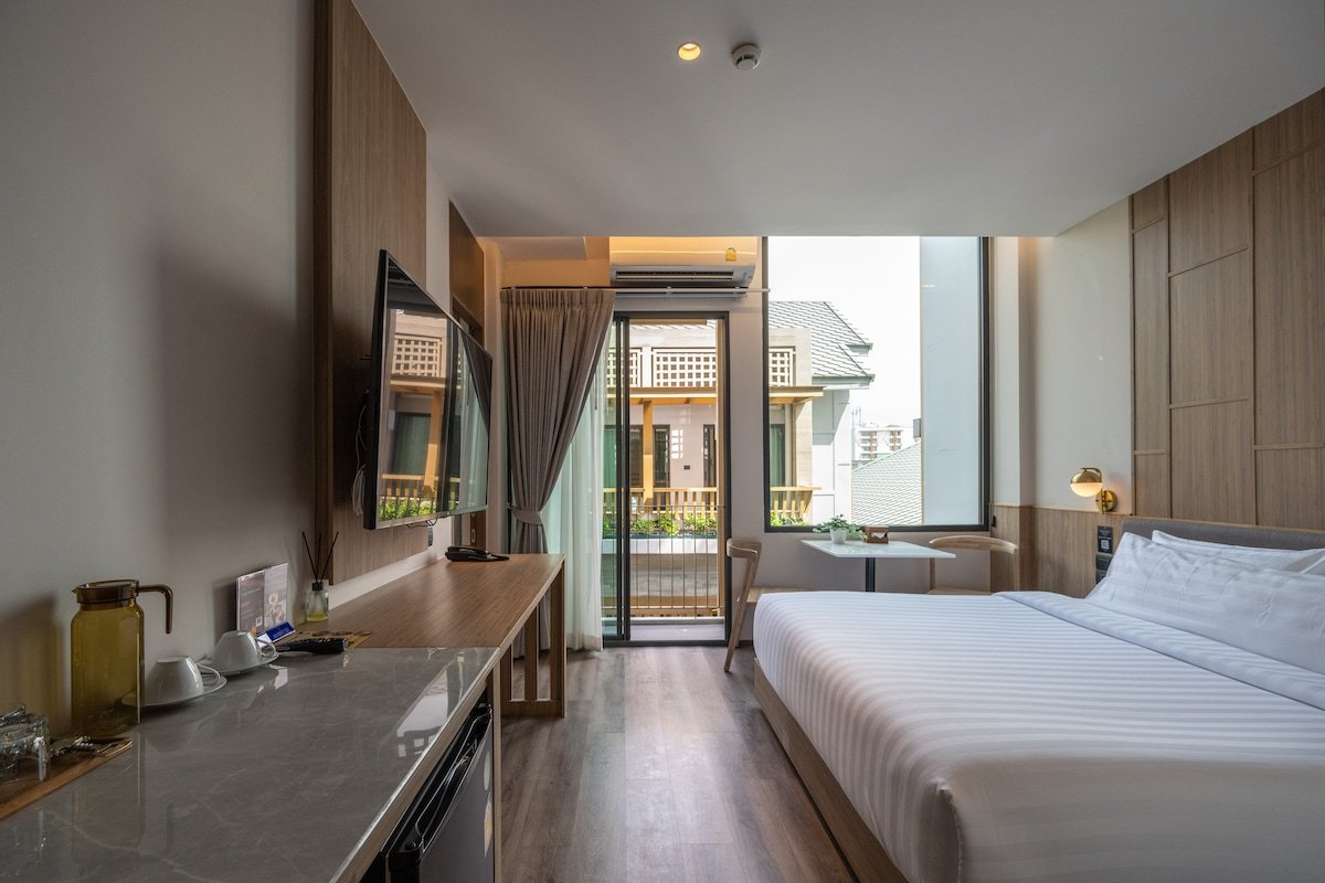 4 Deluxe Room Crystal Pool View! gallery image 5